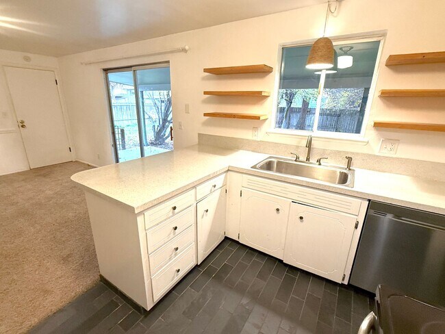 Foto del edificio - 3-Bedroom Home in great Location