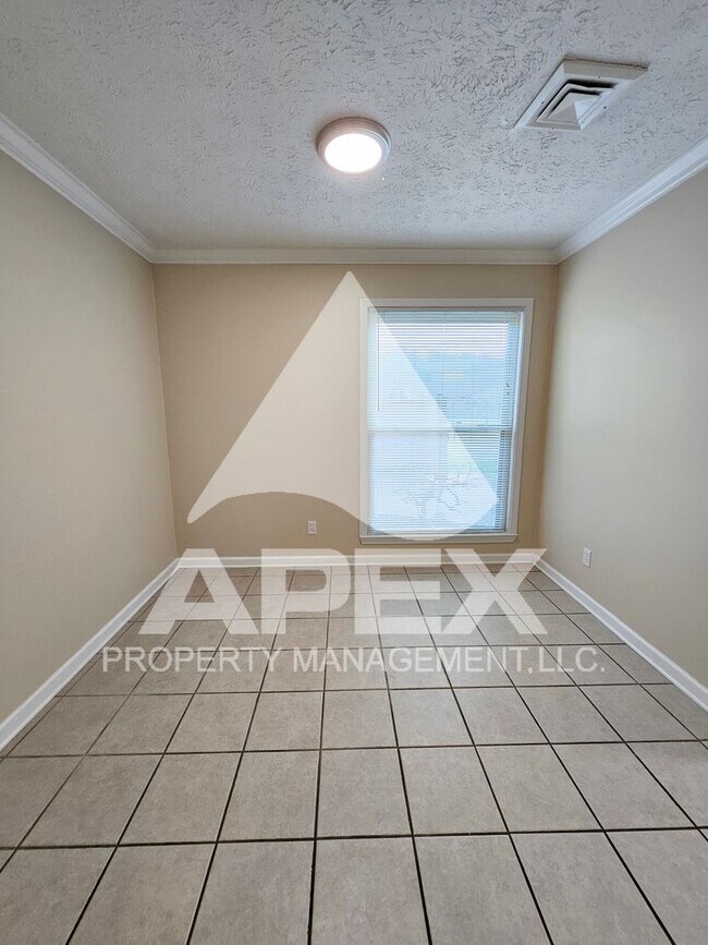 Building Photo - Spacious 3 Bd 2.5 Ba Condo w/Carport in heart of West Knox!