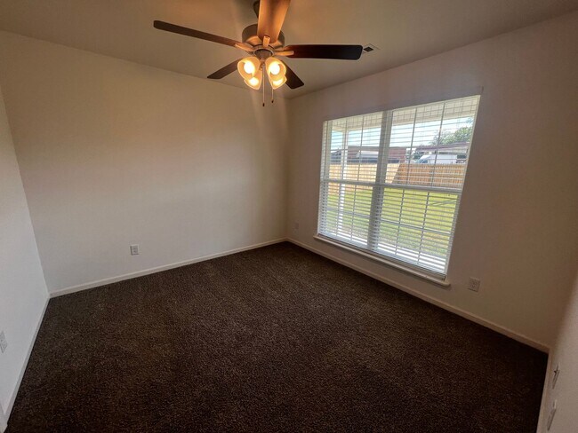 Building Photo - 3 Bedroom Townhome In Carl Junction, MO!