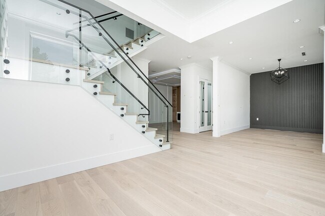 Building Photo - Main Floor-19XX 168TH STREET