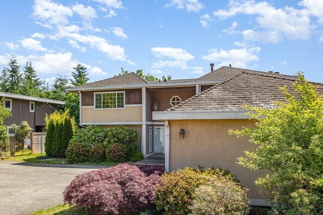 Building Photo - Stunning Lake Sammamish View | 5 Bed, 3 Ba...