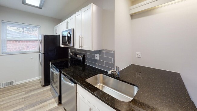 Building Photo - BEAUTIFUL and LARGE 1 Bedroom 1 Bath Apart...