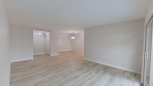Building Photo - Spacious 2 Bed 2 Bath Condo in Huntington ...