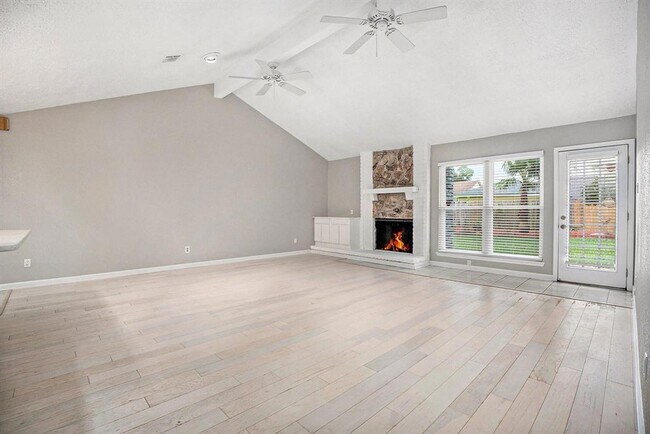 Foto del edificio - 415 Cottonwood Dr