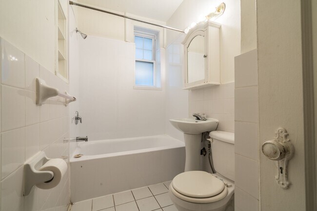 Building Photo - 2100 Rue du Fort