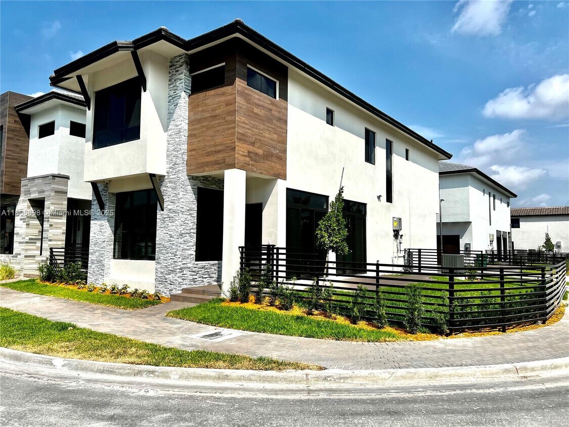 Foto principal - 8003 NW 42nd St