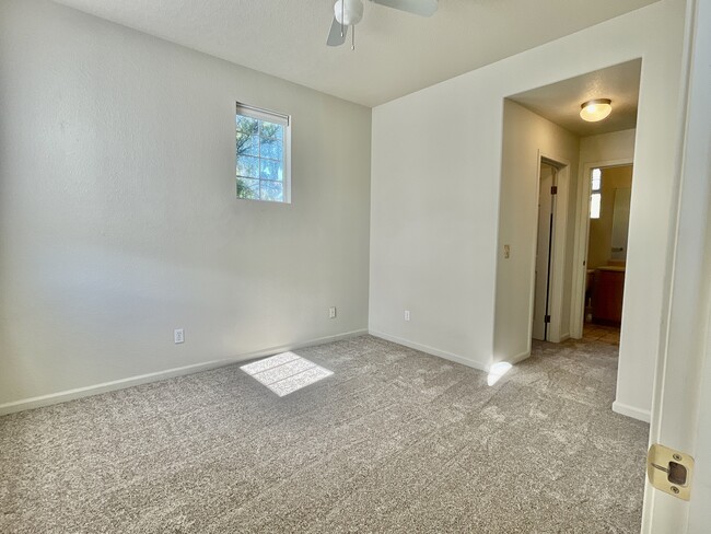 Main bedroom - 450 Saunders Dr