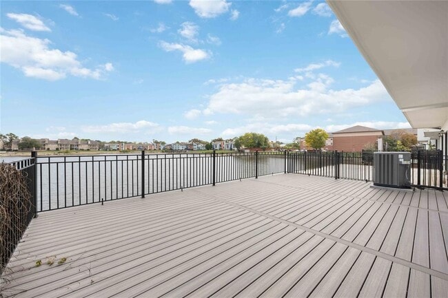 Building Photo - 2122 Lakeshore Edge Dr