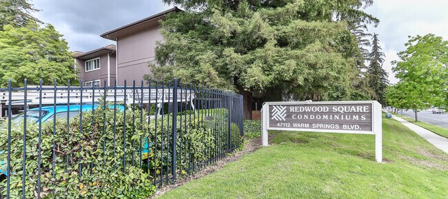 Letrero de Redwood Square - 47112 Warm Springs Blvd