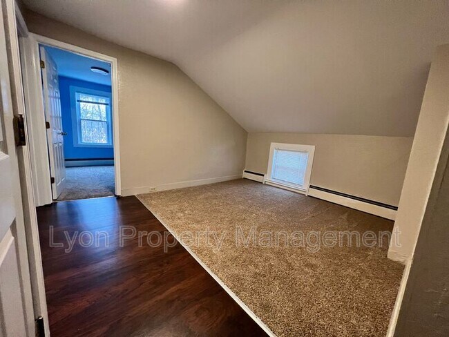 Foto del edificio - 30-39 Laurel Hill Ave