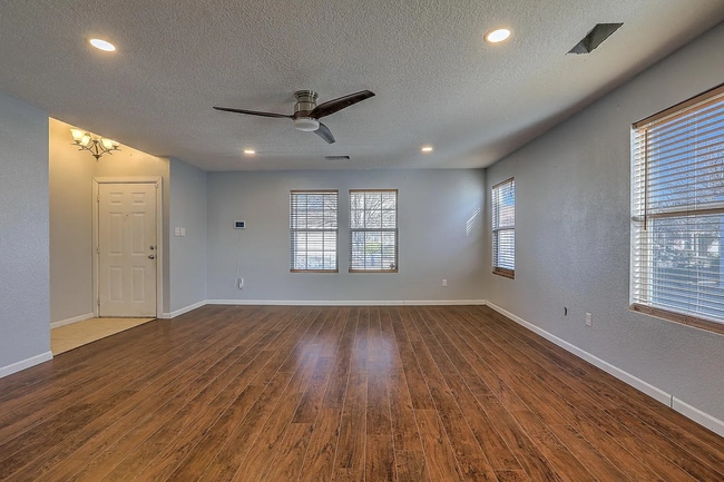 Building Photo - 3 Bed 2 Bath Near Cottonwood Mall
