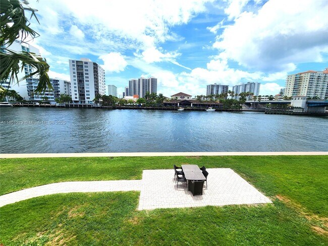 Foto del edificio - 2895 NE 32nd St