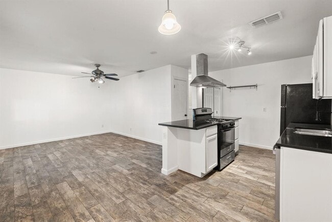 Building Photo - 5803 Wellington Dr