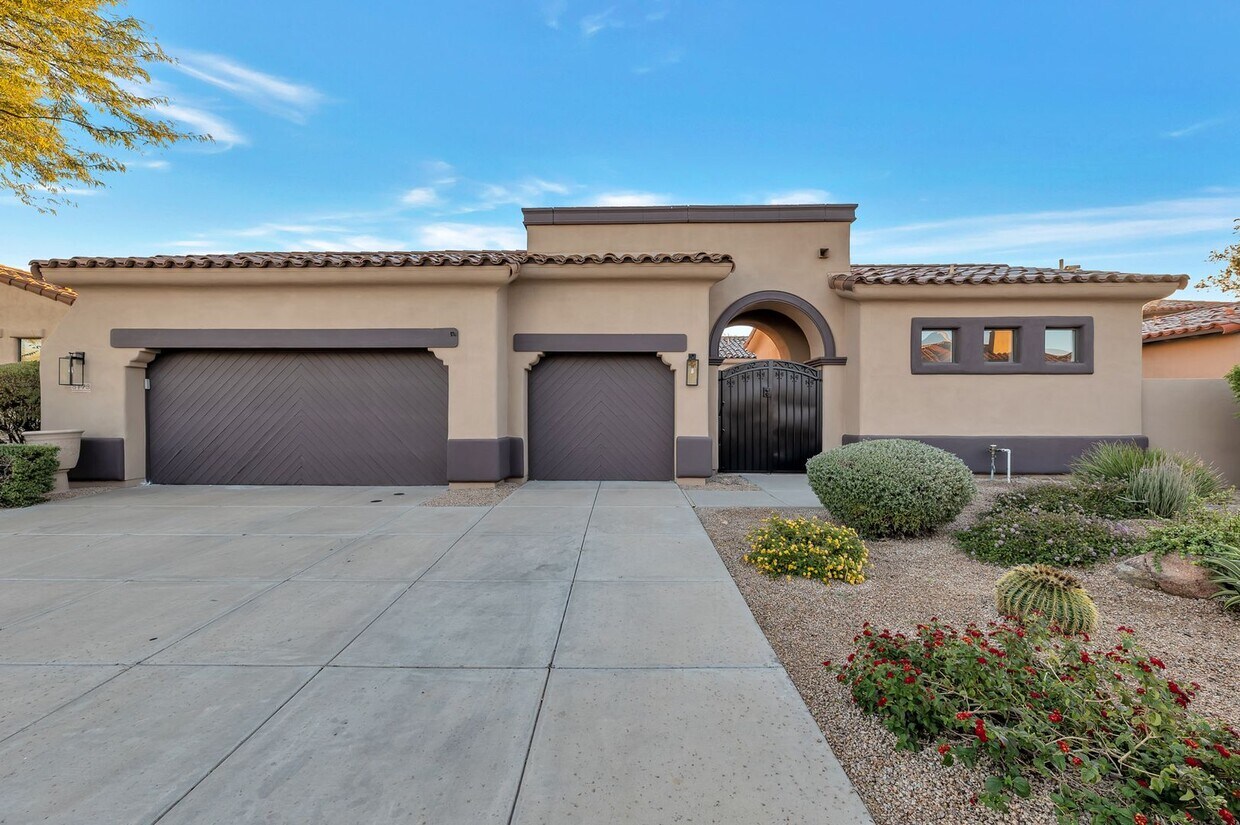 Great Room Floor Plan w Pool and CasitaFa... House Rental in