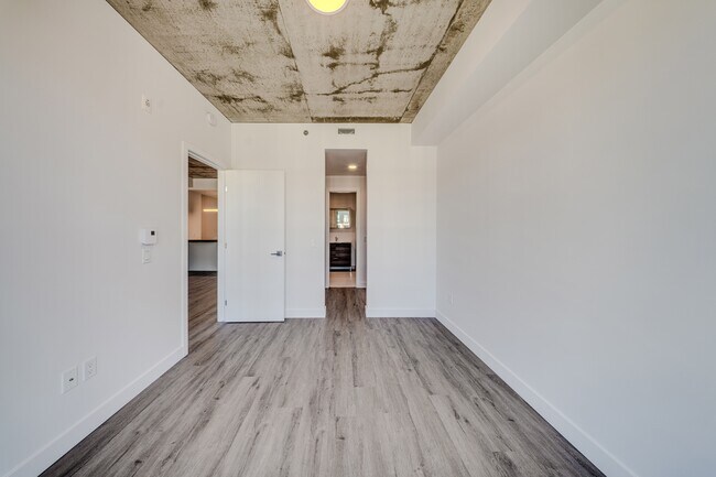 Building Photo - B1015