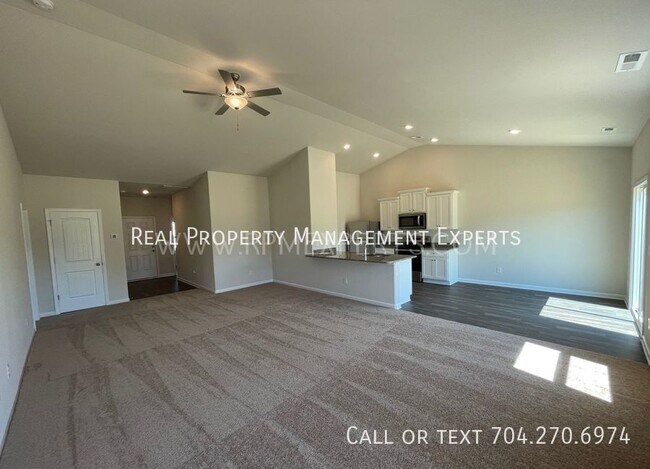 Building Photo - Beautiful 3 Bedroom 2 Bath Ranch Home in N...