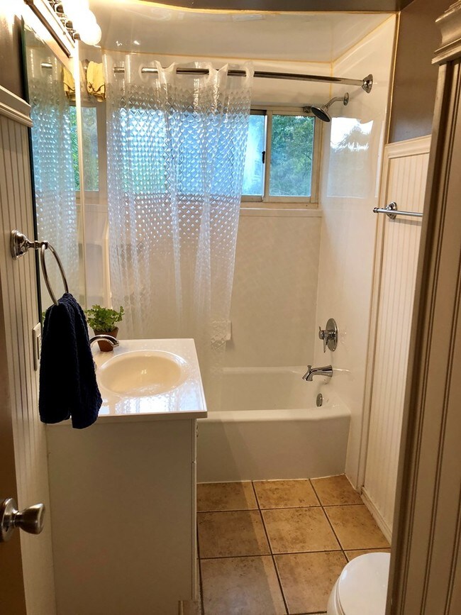 Baño moderno - 2089 Louisa Ave