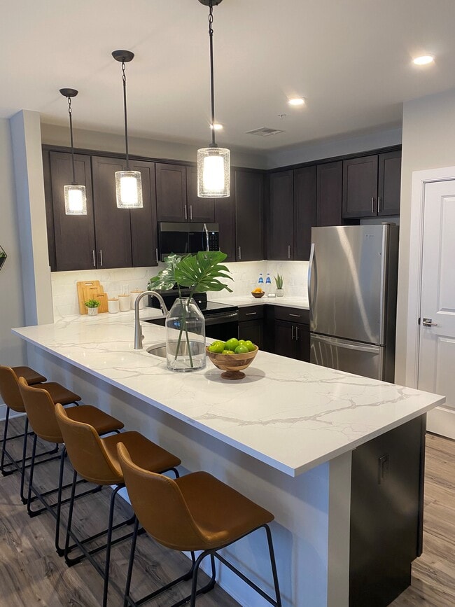Building Photo - Bright and Airy 2 Bedroom Corner Unit