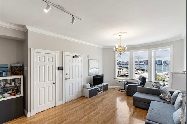 Building Photo - 5 Brigham St