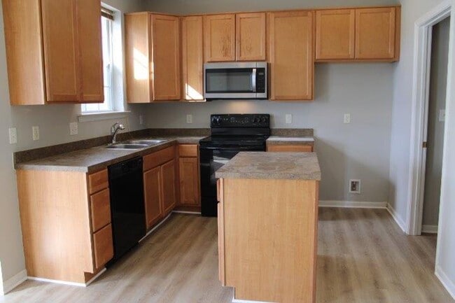 Building Photo - Modern 3-Story Townhouse Living with Garage