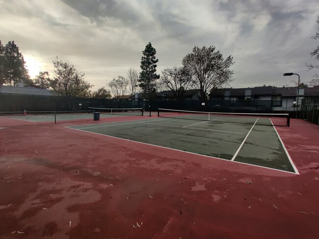 Cancha de tenis comunitaria - 6301 Joaquin Murieta Ave