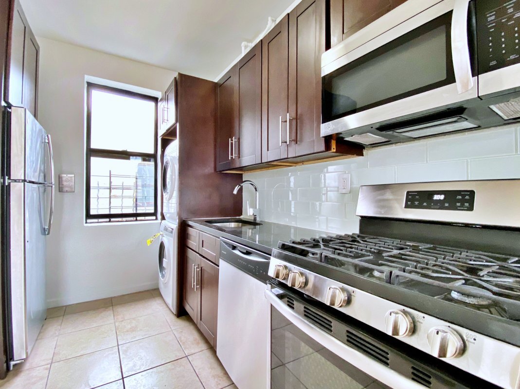 Primary Photo - 560 W 163rd St