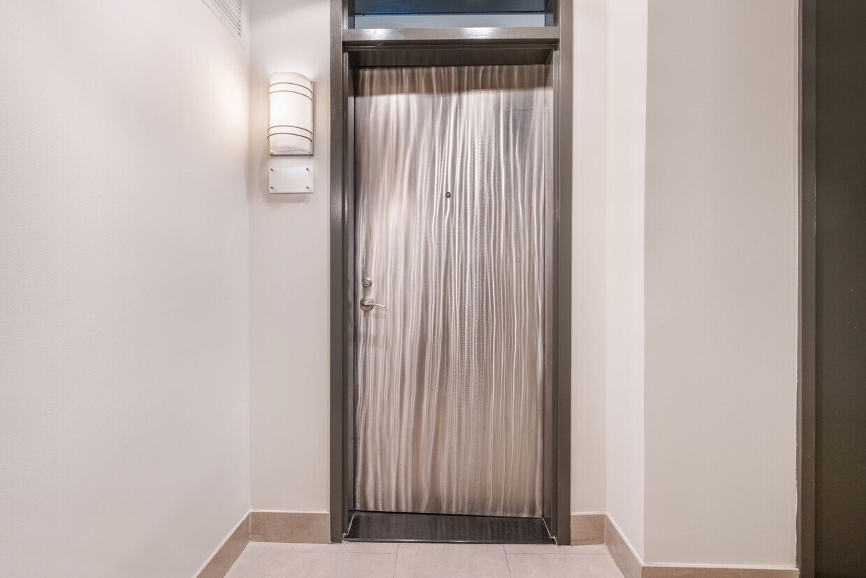 Foto principal - Lovely Studio-Style 1 Bedroom Condo Unit i...