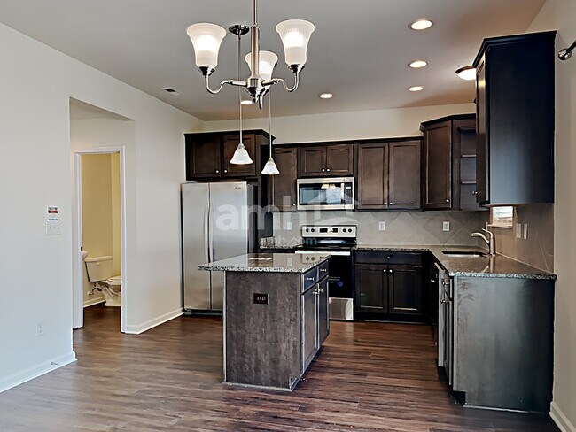 Building Photo - 8720 Hemingway Dr