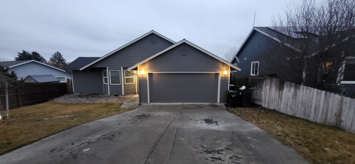Foto principal - 3 Bed 2 Bath Single level -Trex Deck- Larg...