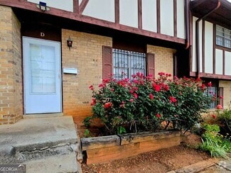 Building Photo - 2946 N Dekalb Dr