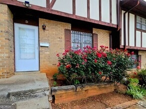 Building Photo - 2946 N Dekalb Dr