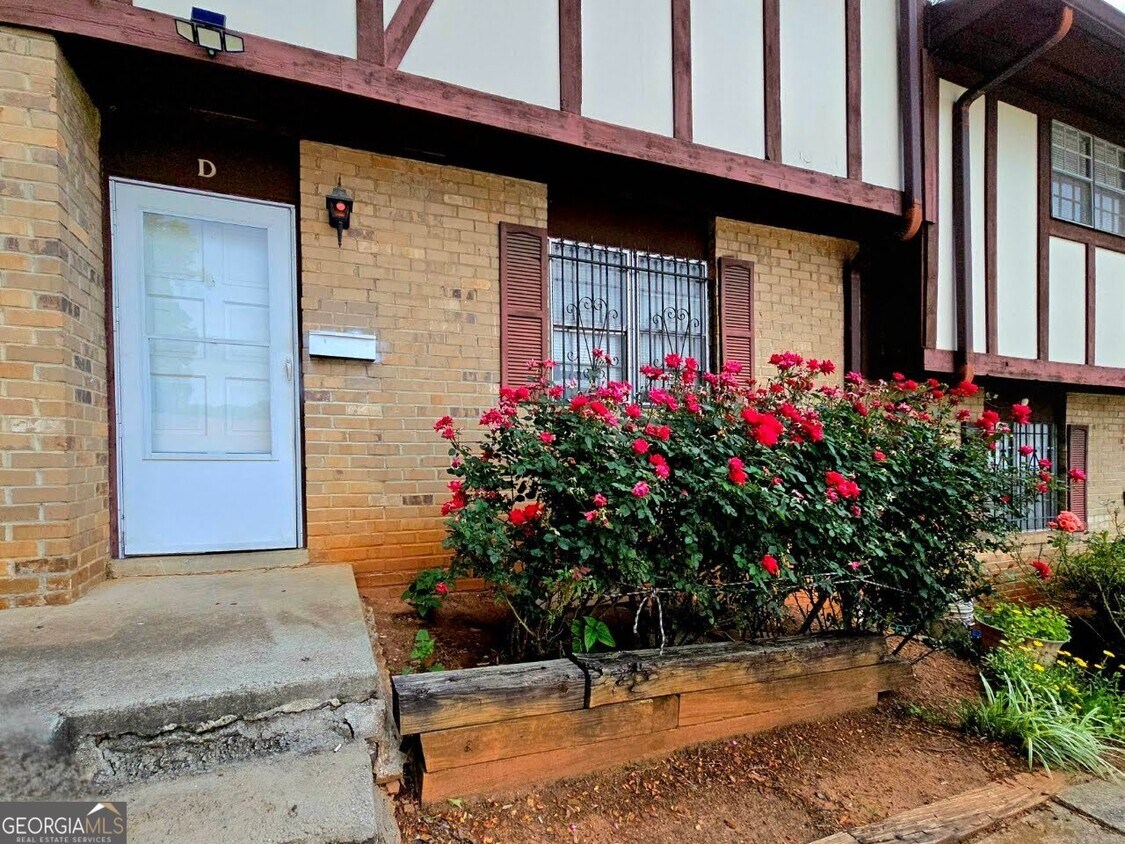 Primary Photo - 2946 N Dekalb Dr