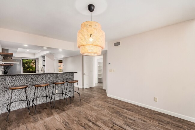Building Photo - Stylish 2 Bed, 2 Bath Oasis in the Heart o...