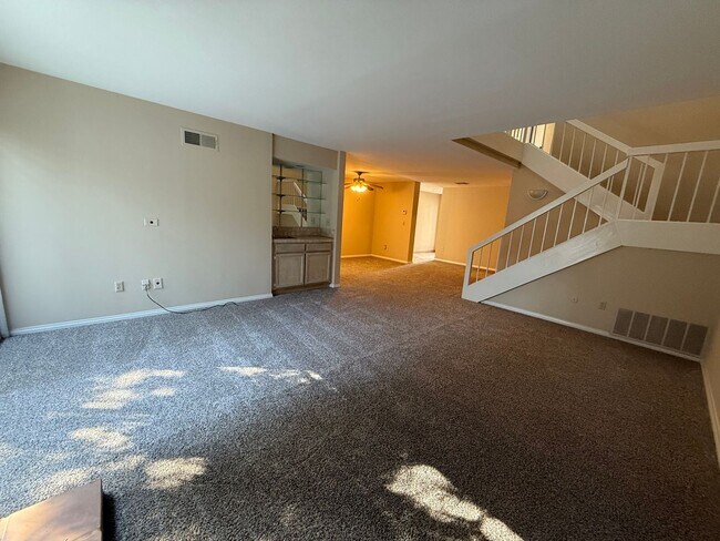 Foto del edificio - 3 bed, 2 1/2 bath townhome in quiet complex