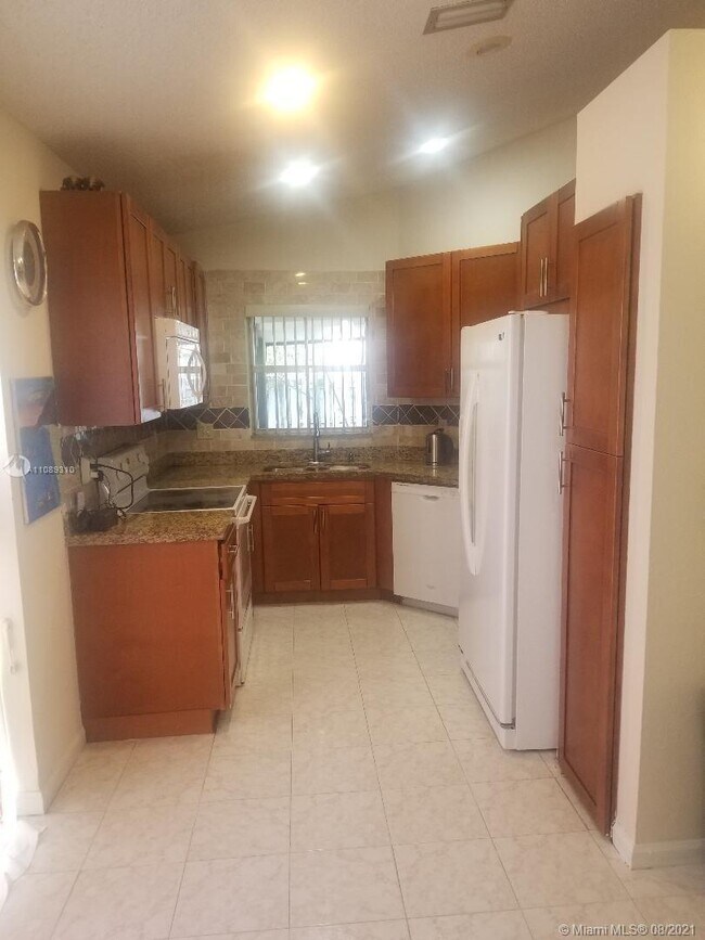 Building Photo - 2851 River Run Cir W