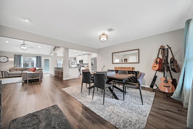 Foto del edificio - Charming 4-Bed Home with Granite Elegance in Sugar Land