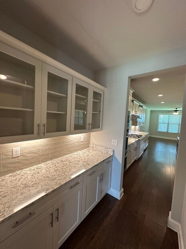 Foto del edificio - 532 Tender Oaks Ln N