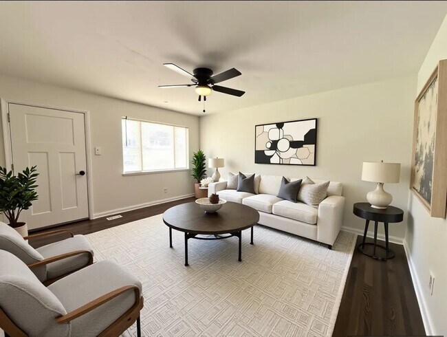 Foto del edificio - 702 E Military Dr