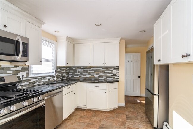 Building Photo - 10 Spring Valley Rd