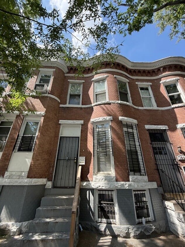 Primary Photo - Spacious Home for Rent! W/D! Close to Publ...