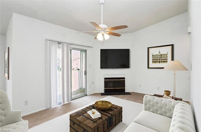 Foto del edificio - Charming Top-Floor Condo in the Heart of Virginia Beach