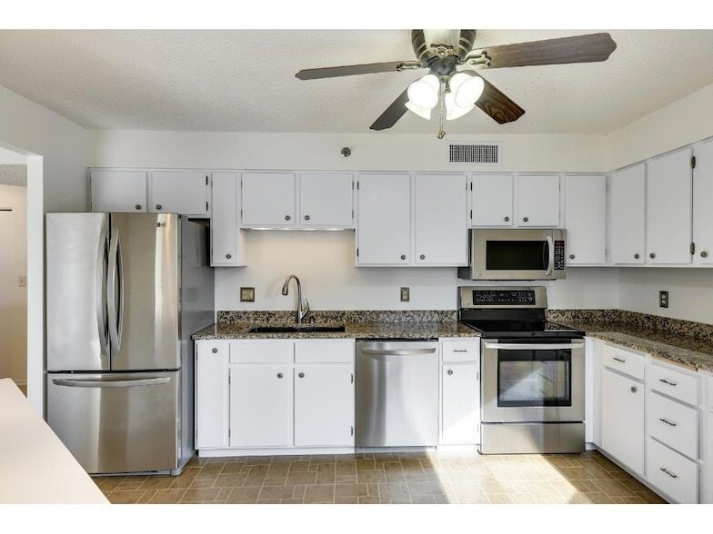 Foto principal - 121 Washington Ave S