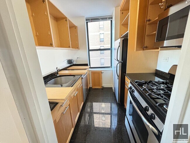Foto del edificio - HUGE NO-FEE 1 BED WITH BEAUTIFUL VIEWS IN ...