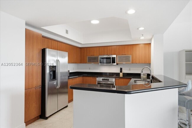 Foto del edificio - 14951 Royal Oaks Ln