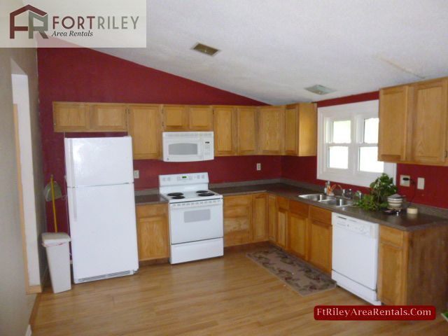 Building Photo - Cute Two Bedroom Home