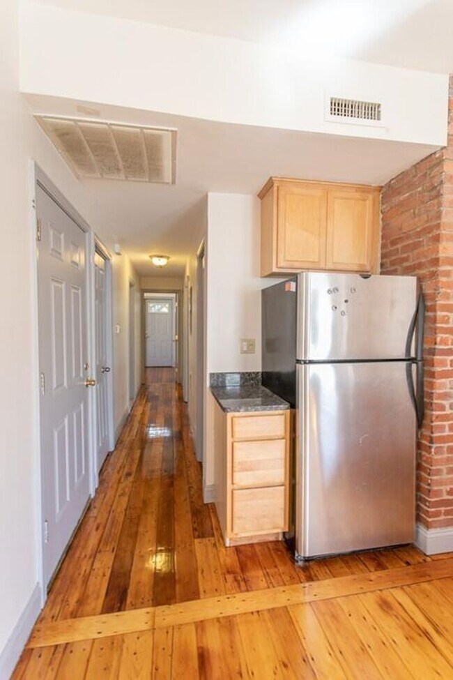 Foto del edificio - Second Floor Spacious 3 Bd 1 Bath Near Nor...