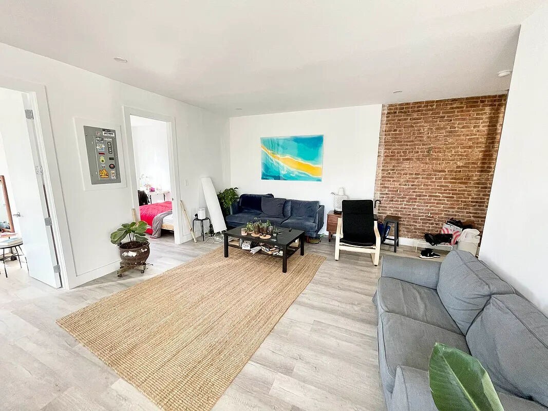 Primary Photo - 256 Graham Avenue