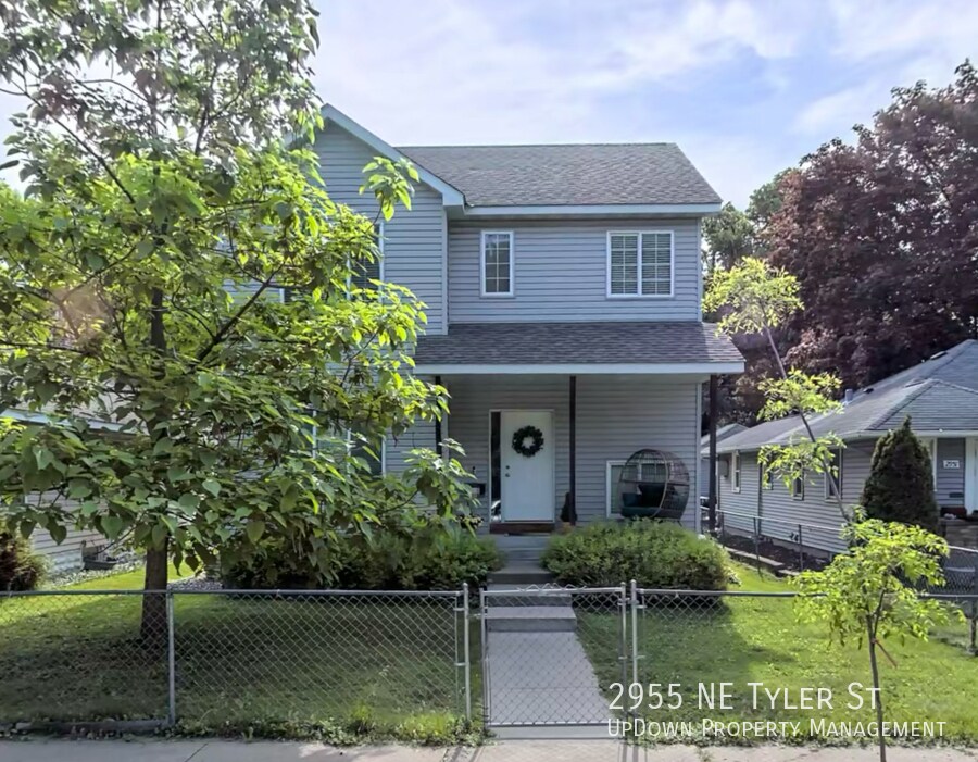 Foto principal - 2955 NE Tyler St