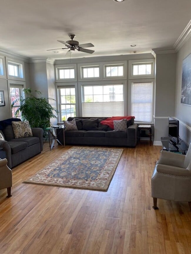 Building Photo - Three Bedroom 3.5 baths Townhouse for Rent...
