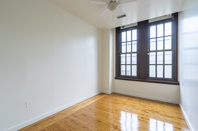 Building Photo - 2 br, 1 bath  - 718-26 N 17TH ST Unit 202